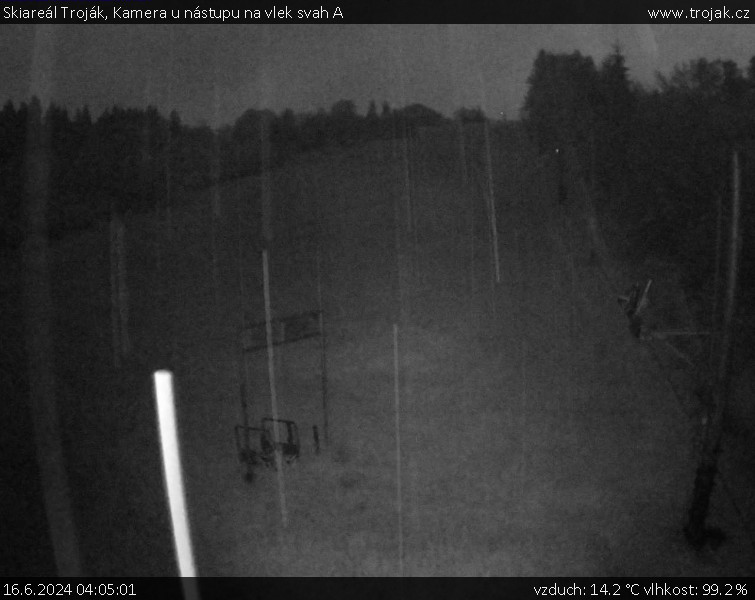 Skiareál Troják - Kamera u nástupu na vlek svah A - 16.6.2024 v 04:05