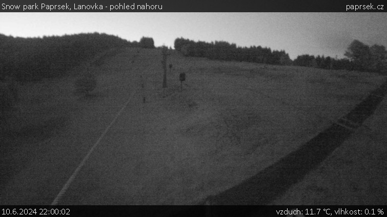 Snow park Paprsek - Lanovka - pohled nahoru - 10.6.2024 v 22:00