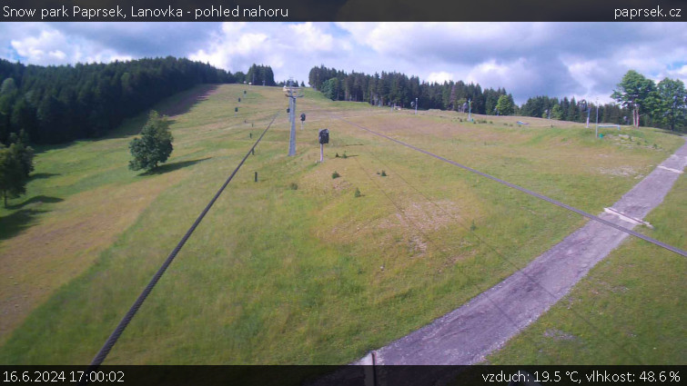 Snow park Paprsek - Lanovka - pohled nahoru - 16.6.2024 v 17:00
