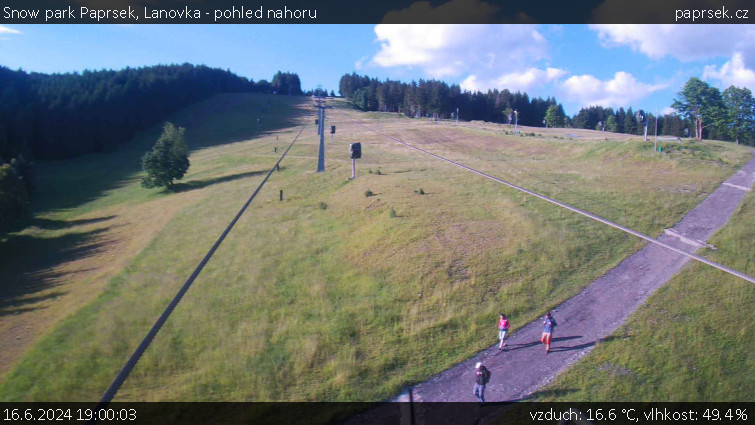 Snow park Paprsek - Lanovka - pohled nahoru - 16.6.2024 v 19:00