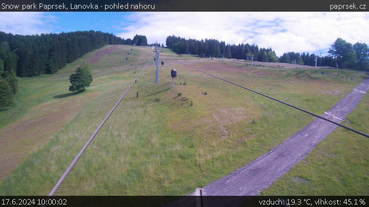 Snow park Paprsek - Lanovka - pohled nahoru - 17.6.2024 v 10:00