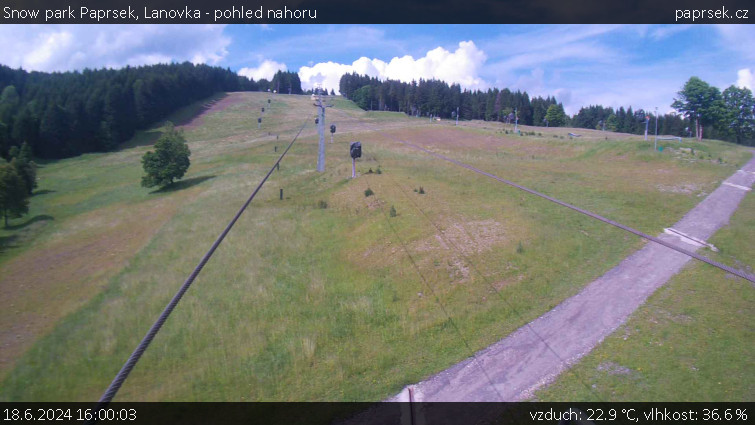 Snow park Paprsek - Lanovka - pohled nahoru - 18.6.2024 v 16:00