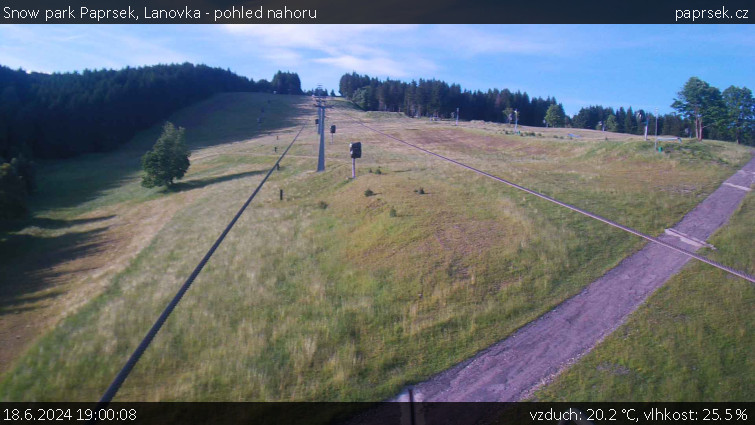 Snow park Paprsek - Lanovka - pohled nahoru - 18.6.2024 v 19:00