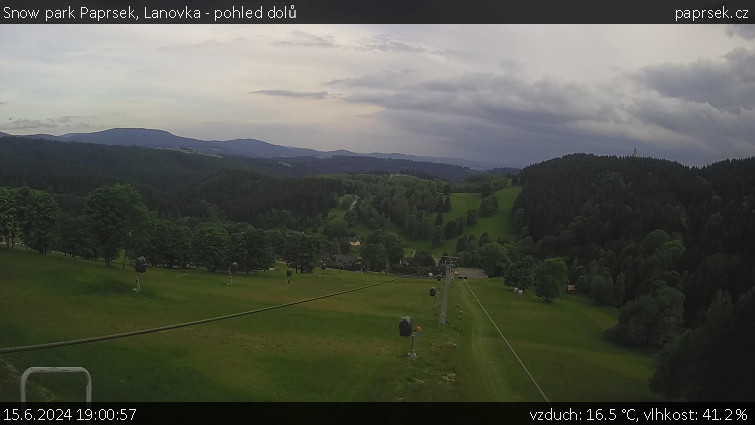 Snow park Paprsek - Lanovka - pohled dolů - 15.6.2024 v 19:00