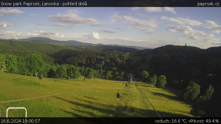 Snow park Paprsek - Lanovka - pohled dolů - 16.6.2024 v 19:00