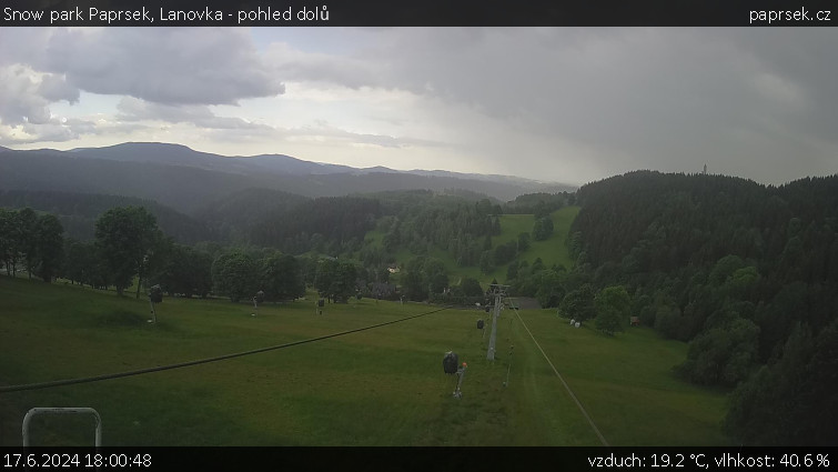 Snow park Paprsek - Lanovka - pohled dolů - 17.6.2024 v 18:00