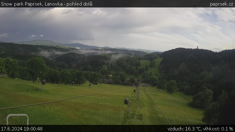 Snow park Paprsek - Lanovka - pohled dolů - 17.6.2024 v 19:00