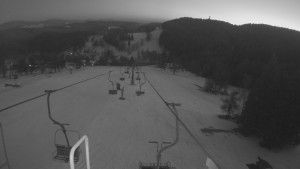 Snow park Paprsek - Lanovka - pohled dolů - 2.3.2023 v 18:13