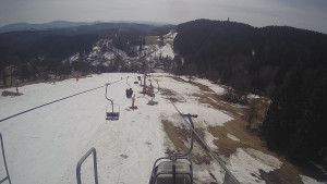 Snow park Paprsek - Lanovka - pohled dolů - 19.3.2023 v 12:25