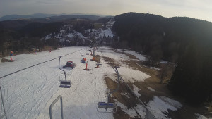 Snow park Paprsek - Lanovka - pohled dolů - 19.3.2023 v 16:35
